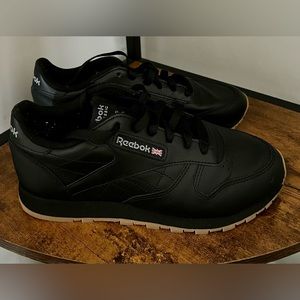 Reebok CLASSIC LEATHER 
RETRO-INSPIRED SHOES WITH A
UNION JACK LOGO